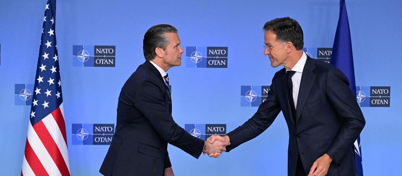 US-Verteidigungsminister Pete Hegseth und NATO-Generalsekretär Mark Rutte schütteln sich am Tag eines Treffens der NATO-Verteidigungsminister im Hauptquartier des Bündnisses in Brüssel die Hände.