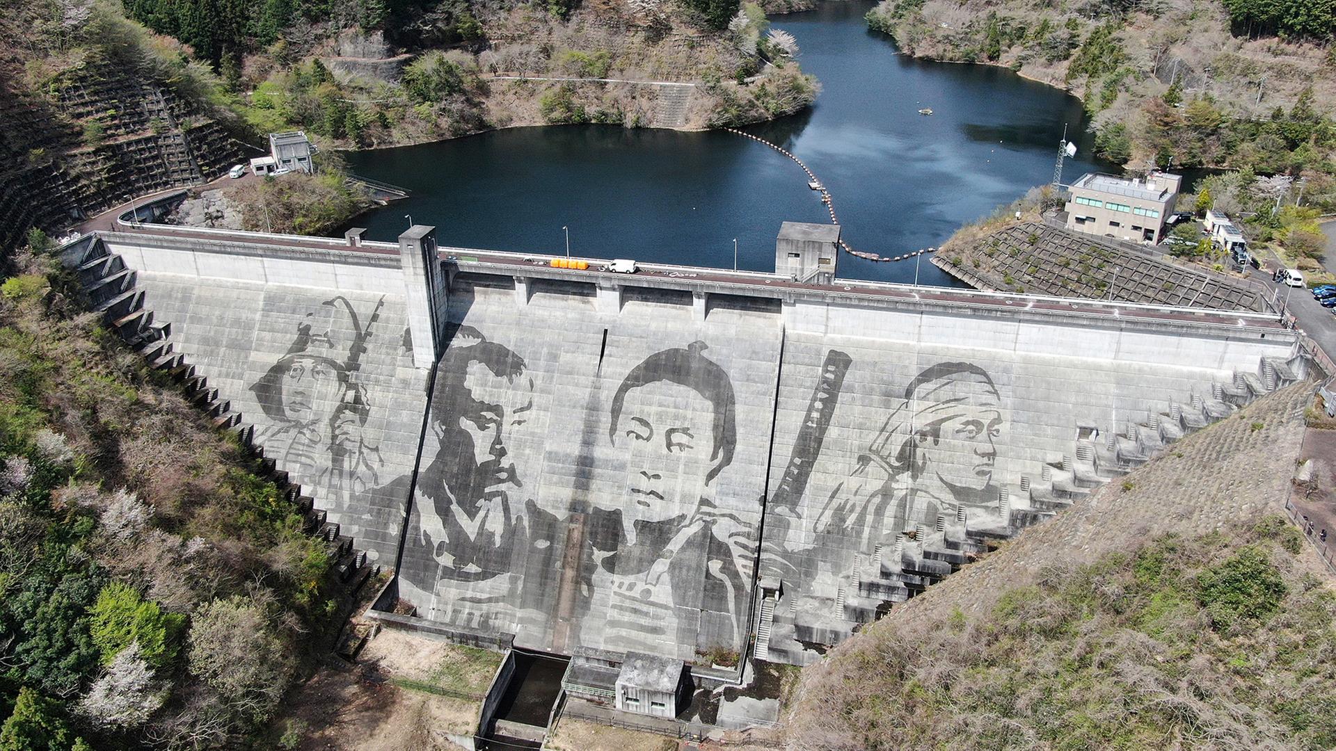 Eine mit einer Drohne aufgenommene Luftaufnahme zeigt Samurai-PortrÃ¤ts, die am Matsuda-Staudamm in Ashikaga (PrÃ¤fektur Tochigi, Japan) geschaffen wurden. | EPA
