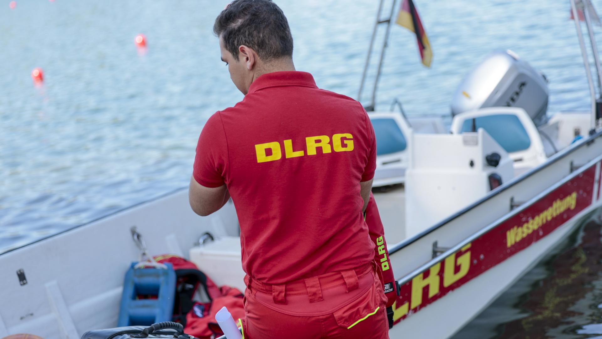 Ein DLRG-Mitglied bei einer Übung bei Köln | dpa