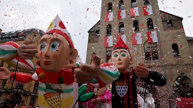 Karnevalspuppen fahren im Rosenmontagsumzug in Köln mit.