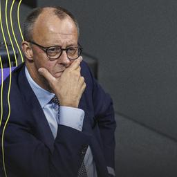 Bundeskanzler Friedrich Merz (CDU) bei der Plenarsitzung zum Thema Rentenpaket im Deutschen Bundestag am 5.12.25 in Berlin.