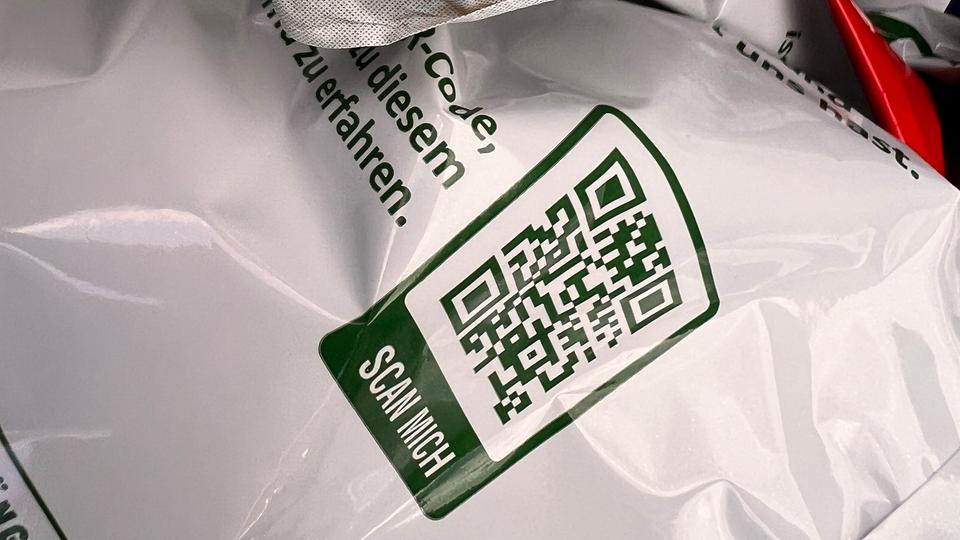 Ein Bardcode der neuen Geberation ist auf einer Tüte zu sehen.