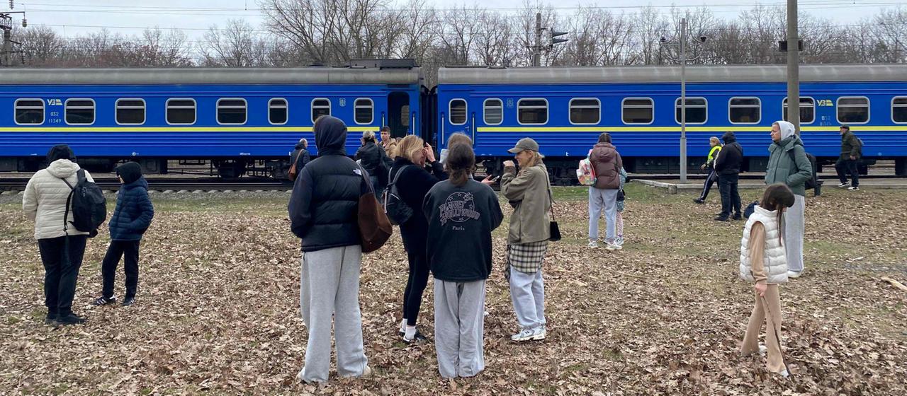 Passagiere vor einem evakuierten Schlafzug in der Ukraine.