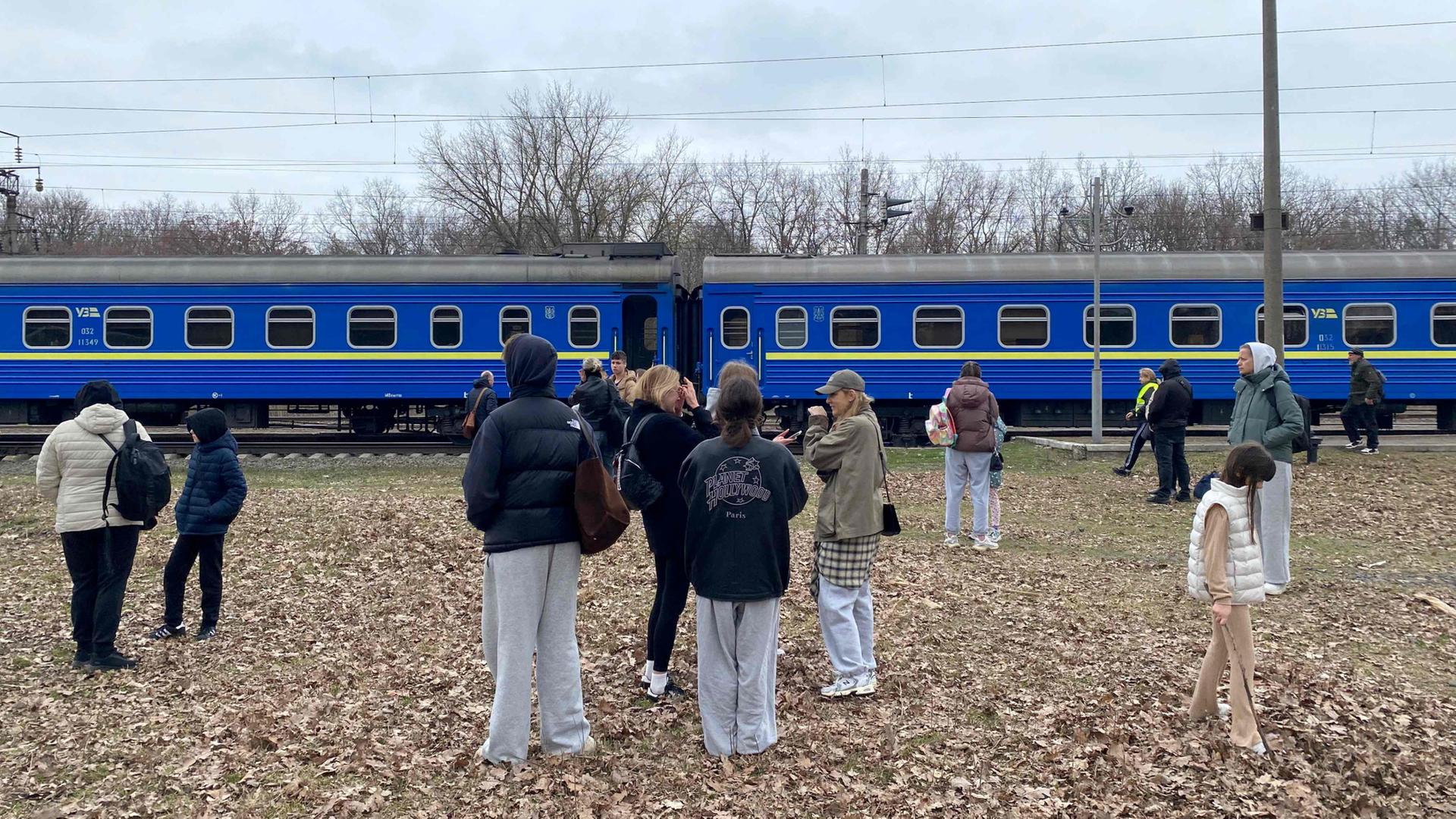 Passagiere vor einem evakuierten Schlafzug in der Ukraine. | AFP