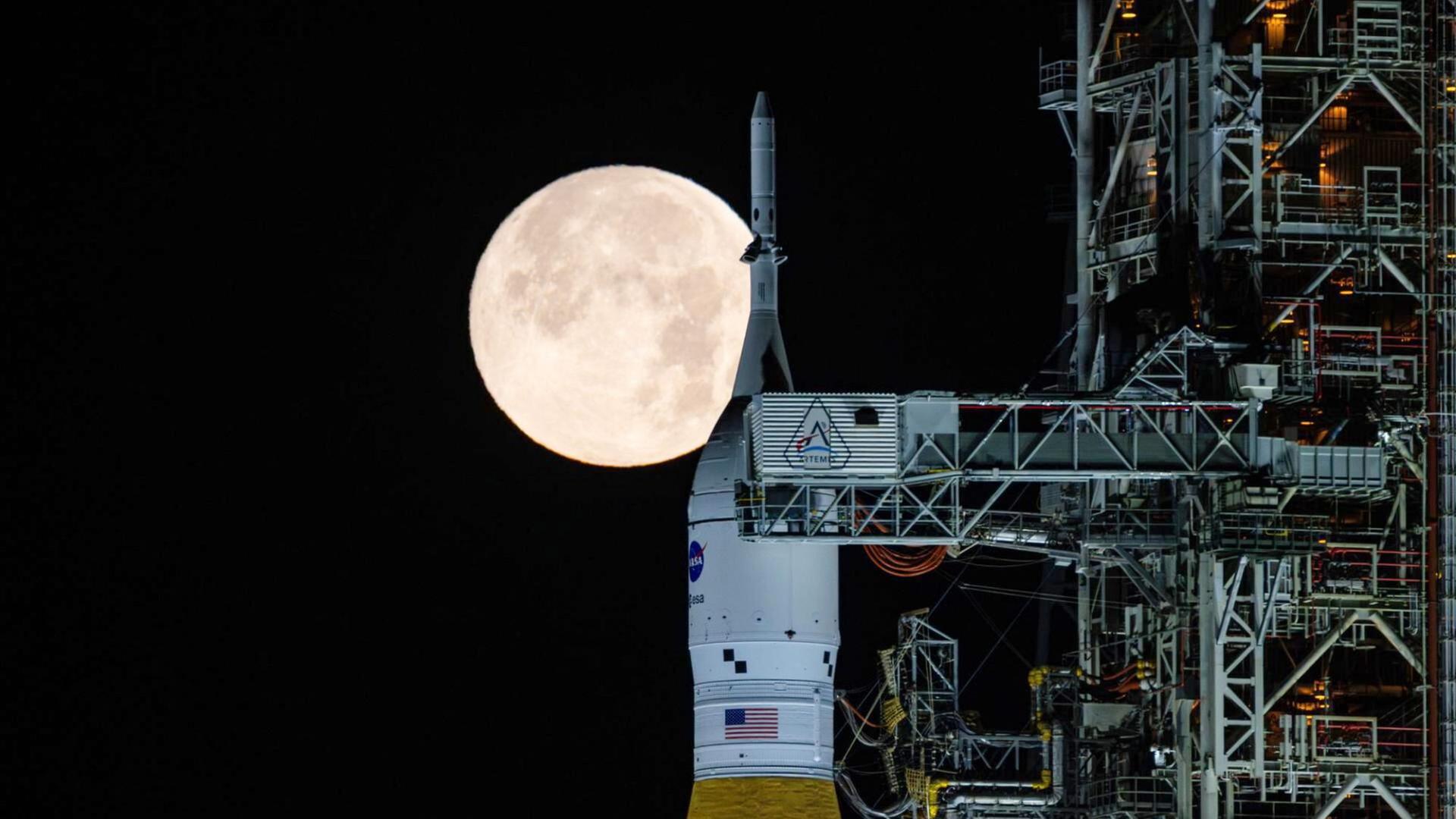Vollmond über der Rakete der Mond-Mission 