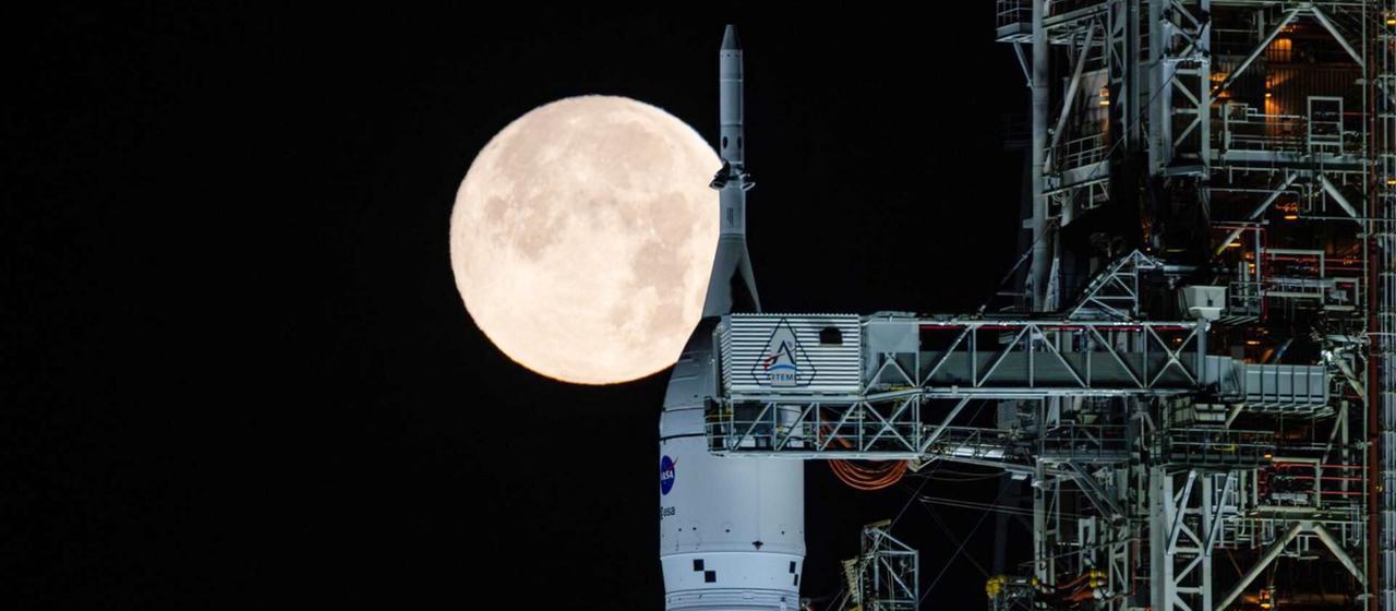 Vollmond über der Rakete der Mond-Mission "Artemis 2" im Kennedy Space Center