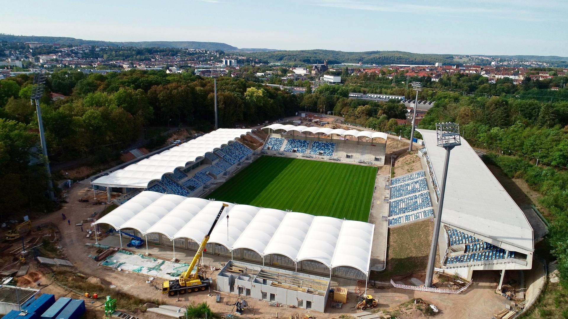 Das Saarbrücker Ludwigsparkstadion aus der Luft ist innen bereits fertig, außen herum ist eine Baustelle | Alexander M. Groß/SR