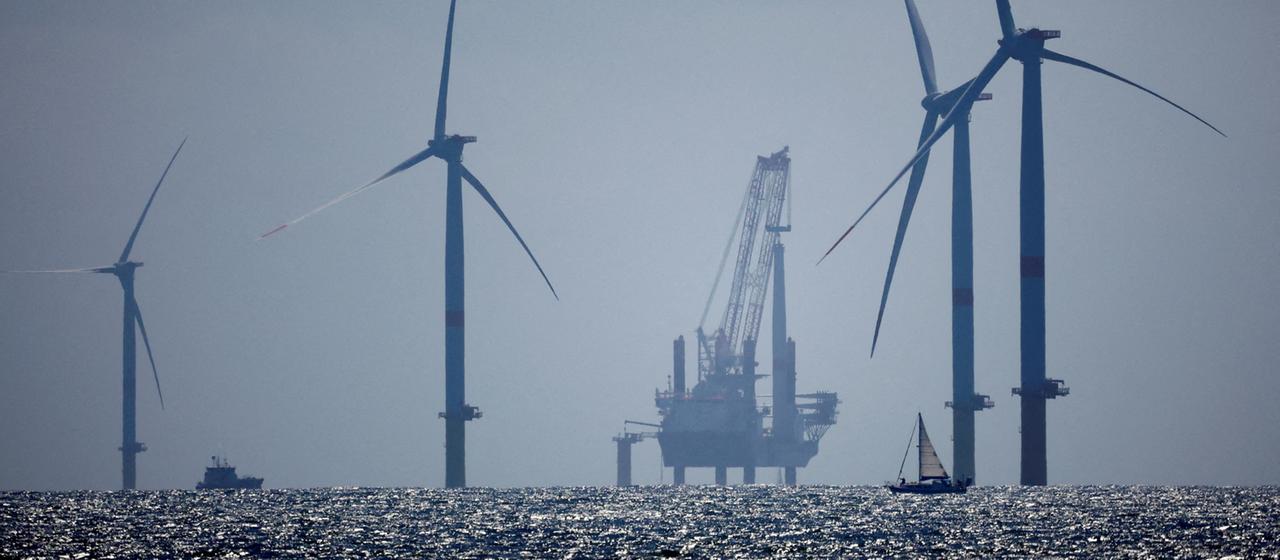 Offshore-Windanlagen vor der französischen Küste bei Guérande