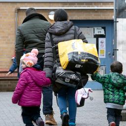 Eine geflüchtete Familie geht über das Gelände der Erstaufnahmeeinrichtung in Reinickendorf.