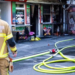 Bremen: Einsatzkräfte der Feuerwehr bei einem gelöschten Brand eines Dönerladens in der Neustadt.