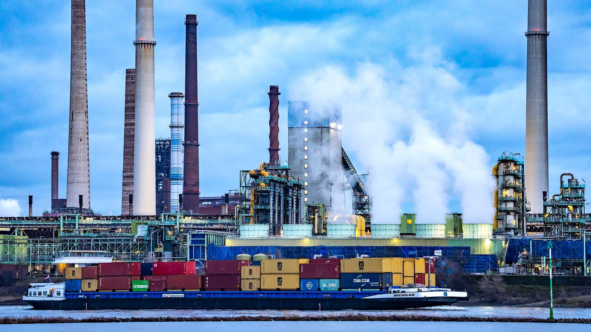 Schiffsverkehr bei Duisburg-Bruckhausen, vor dem Thyssenkrupp Stahlwerk. | picture alliance / Jochen Tack