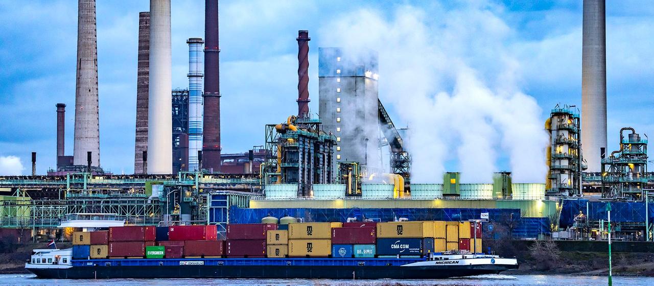 Schiffsverkehr bei Duisburg-Bruckhausen, vor dem Thyssenkrupp Stahlwerk.