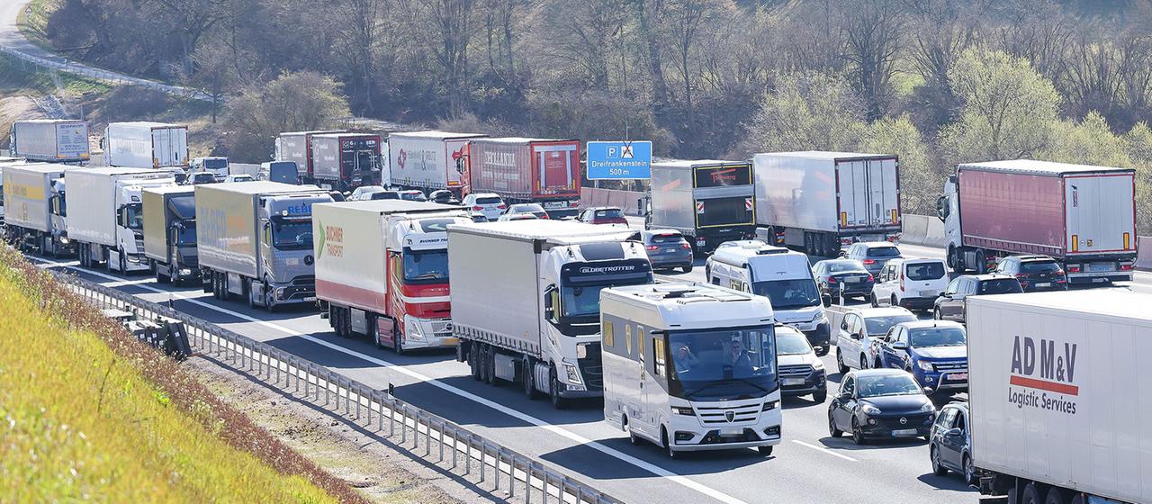 Ein Stau ist auf der Autobahn A3 Nürnberg Richtung Frankfurt.