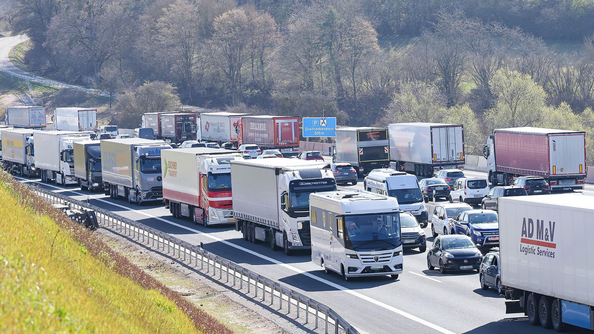 Ein Stau ist auf der Autobahn A3 N�rnberg Richtung Frankfurt. | Daniel L�b/dpa