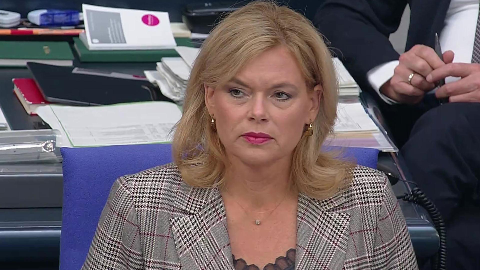 "Sonst schmeiße ich Sie hier raus", Julia Klöckner, Bundestagspräsidentin, ermahnt Unterbrechungen bei Merz-Rede