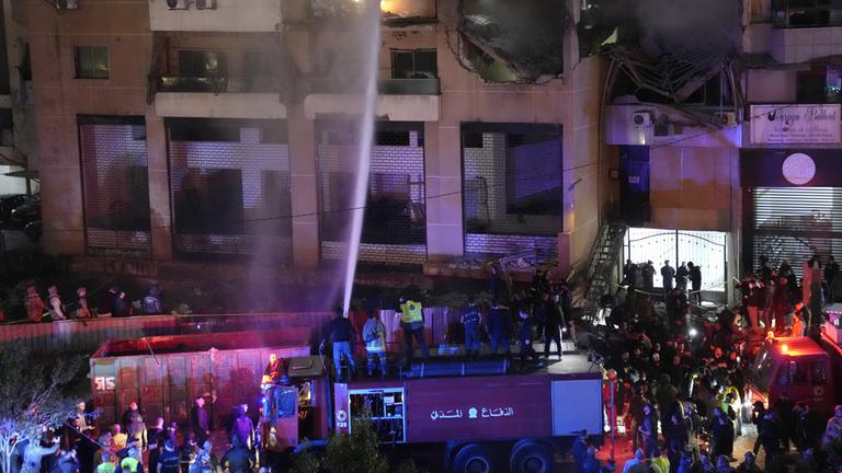 Löscharbeiten am Explosionsort in Beirut