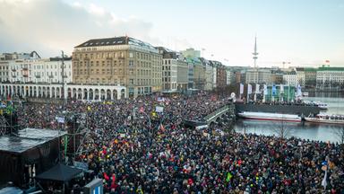 Der Jungfernstieg und die anliegenden Bereiche sind mit Demonstranten gefüllt.
