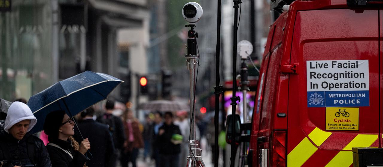 Fußgänger beobachten einen Live-Einsatz der Londoner Polizei zur Gesichtserkennung.