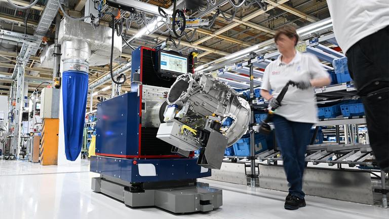 Eine Mitarbeiterin von der ZF Friedrichshafen AG arbeitet an der Montagelinie eines Nutzfahrzeuggetriebes.