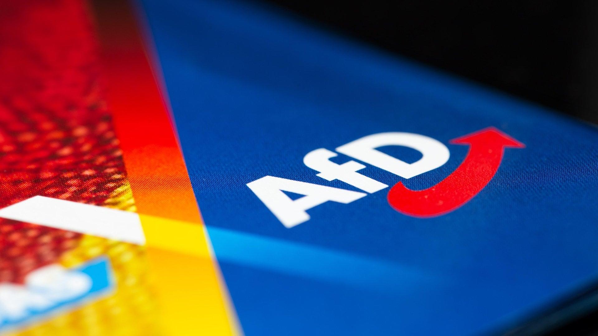 Nahaufnahme vom Logo der AfD auf einem Flyer | dpa Bildfunk, Picture Alliance