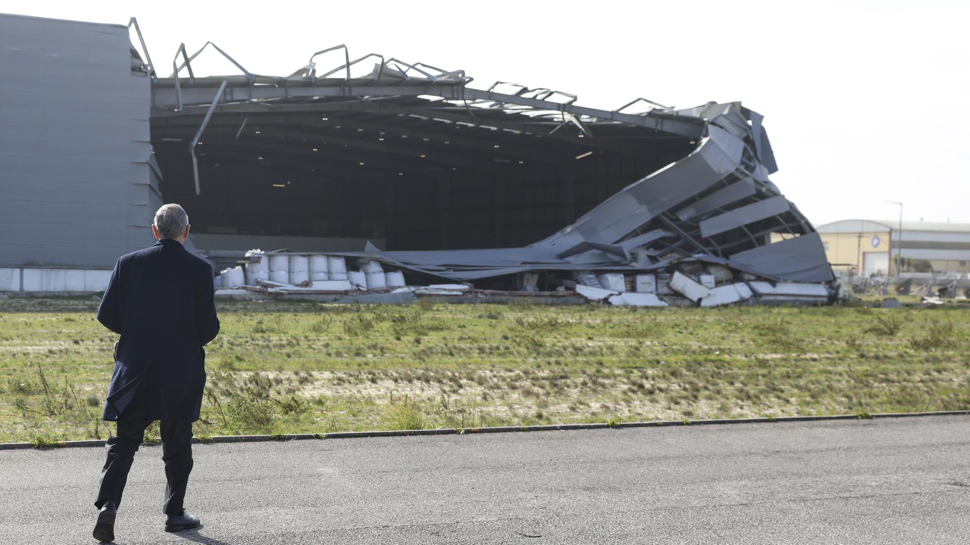 POrtugals Rebelo de Sousa besichtigt Sturmschäden. | EPA