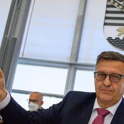 Detlef Gürth (CDU), dienstältester Abgeordneter des Landtags, sitzt mit der Landtagsglocke auf dem Platz des Präsidenten des Landtages. 