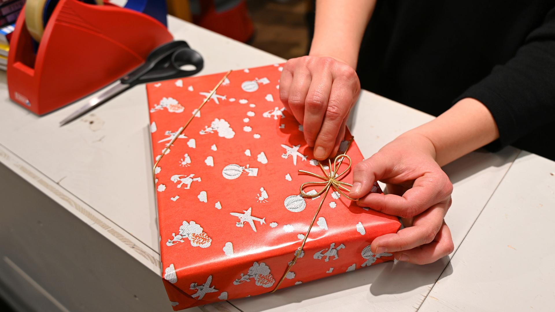 Eine Verk�uferin packt ein Geschenk ein | dpa