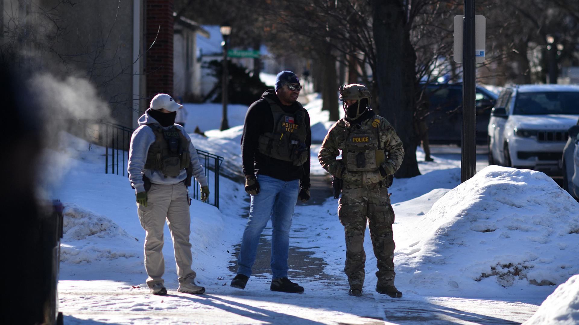 ICE-Einsatzkräfte stehen in einer Straße in St. Paul (Minnesota). | AFP