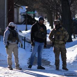 ICE-Einsatzkräfte stehen in einer Straße in St. Paul (Minnesota).
