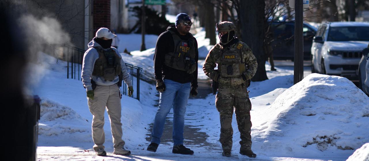 ICE-Einsatzkräfte stehen in einer Straße in St. Paul (Minnesota).