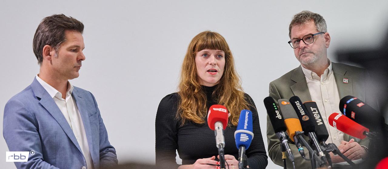 Steffen Krachi, Kerstin Wolter und Werner Graf stehen nach Vorgesprächen zur Regierungsbildung im Haus der Statistik. (Quelle: picture alliance/dpa/Annette Riedl)