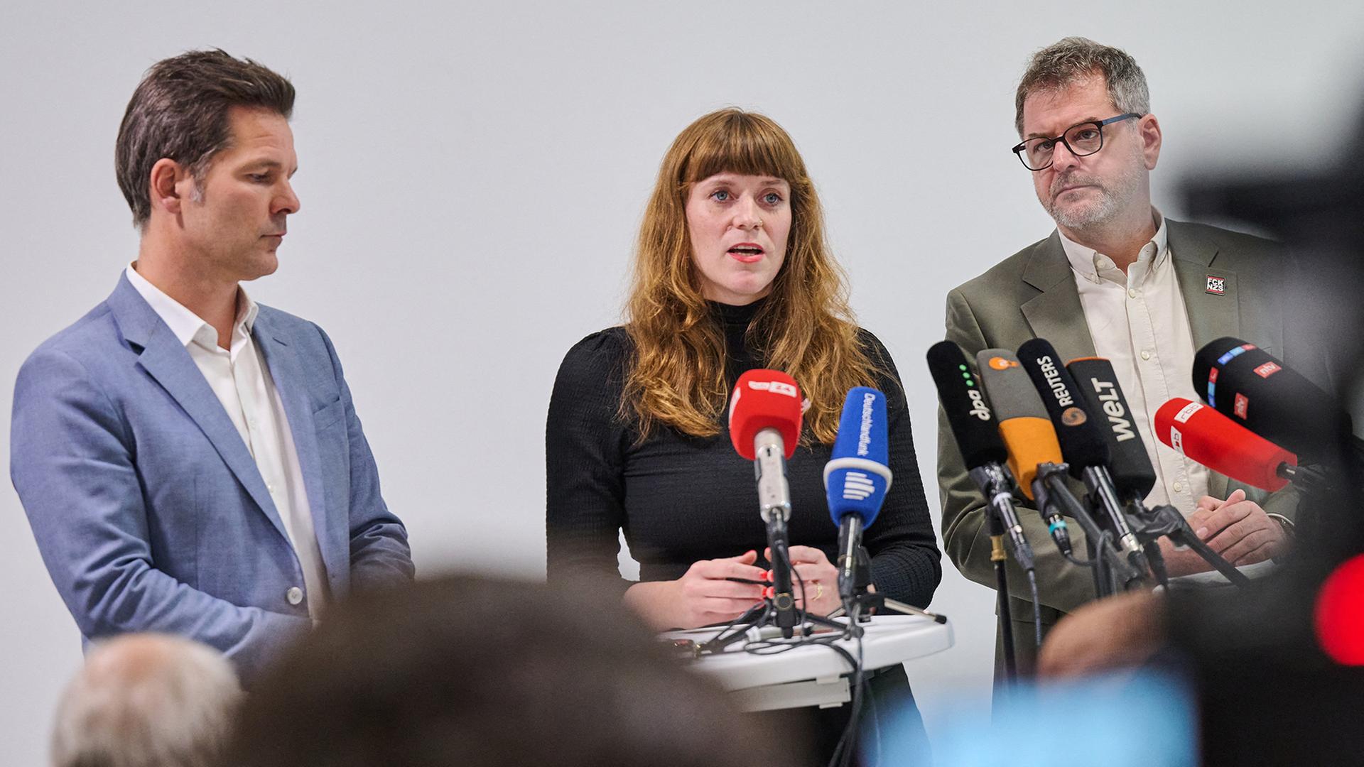 Steffen Krachi, Kerstin Wolter und Werner Graf stehen nach Vorgesprächen zur Regierungsbildung im Haus der Statistik. (Quelle: picture alliance/dpa/Annette Riedl) | picture alliance/dpa/Annette Riedl