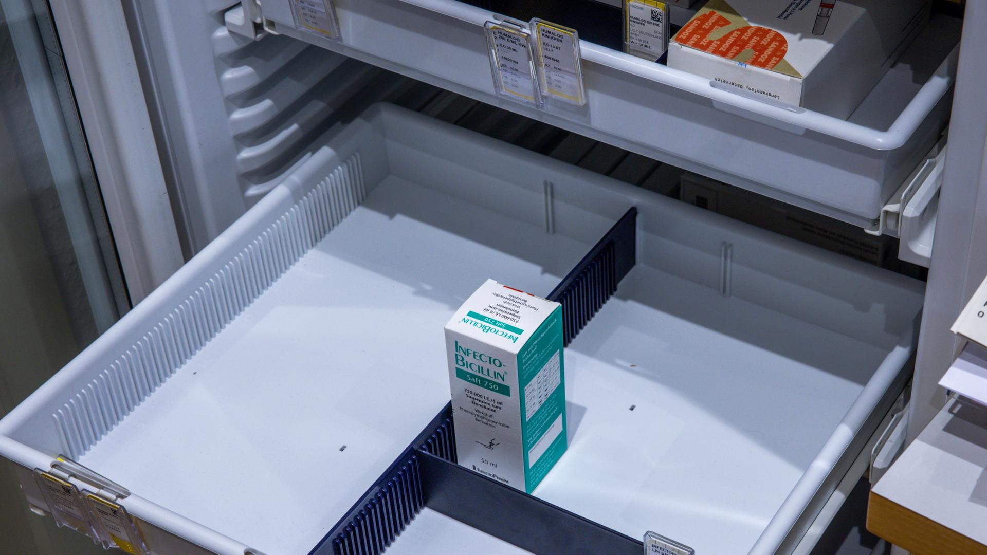 Die letzte Packung des rezeptpflichtigen Infectobicillin, ein Antibiotikum gegen bakterielle Infektionen, steht ihm Lagerkühlschrank einer Apotheke (Archiv 2023) | dpa