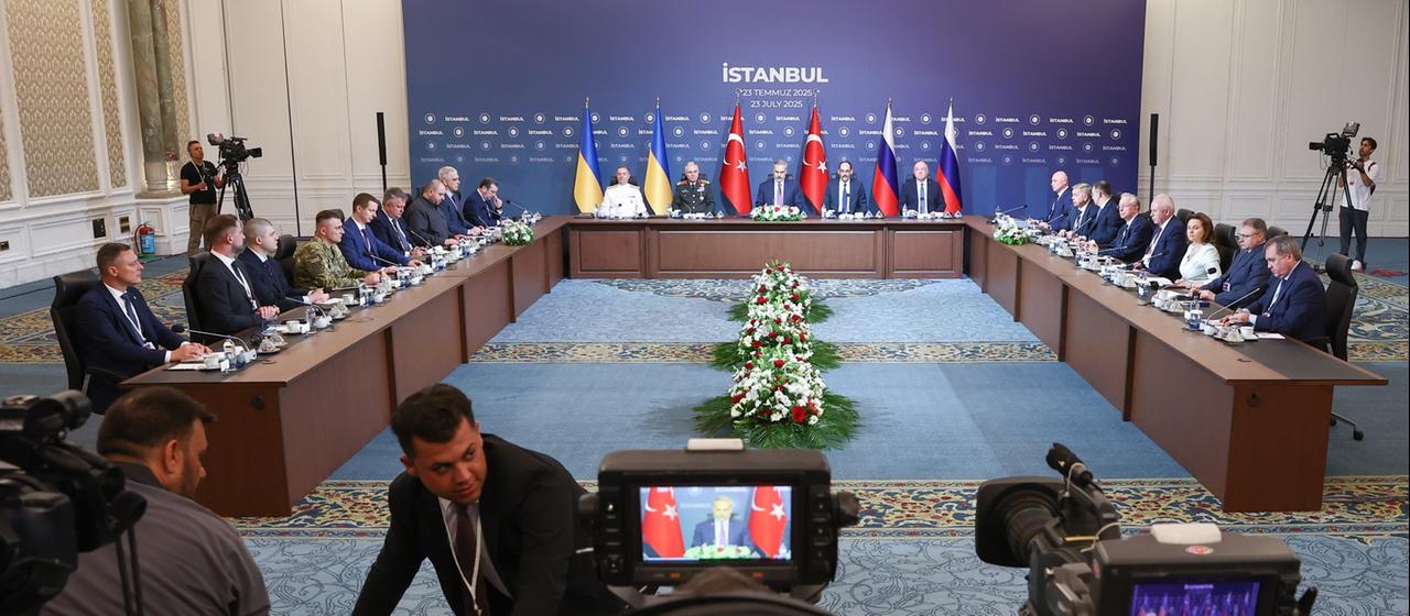 Delegationen von Russland und der Ukraine in Istanbul