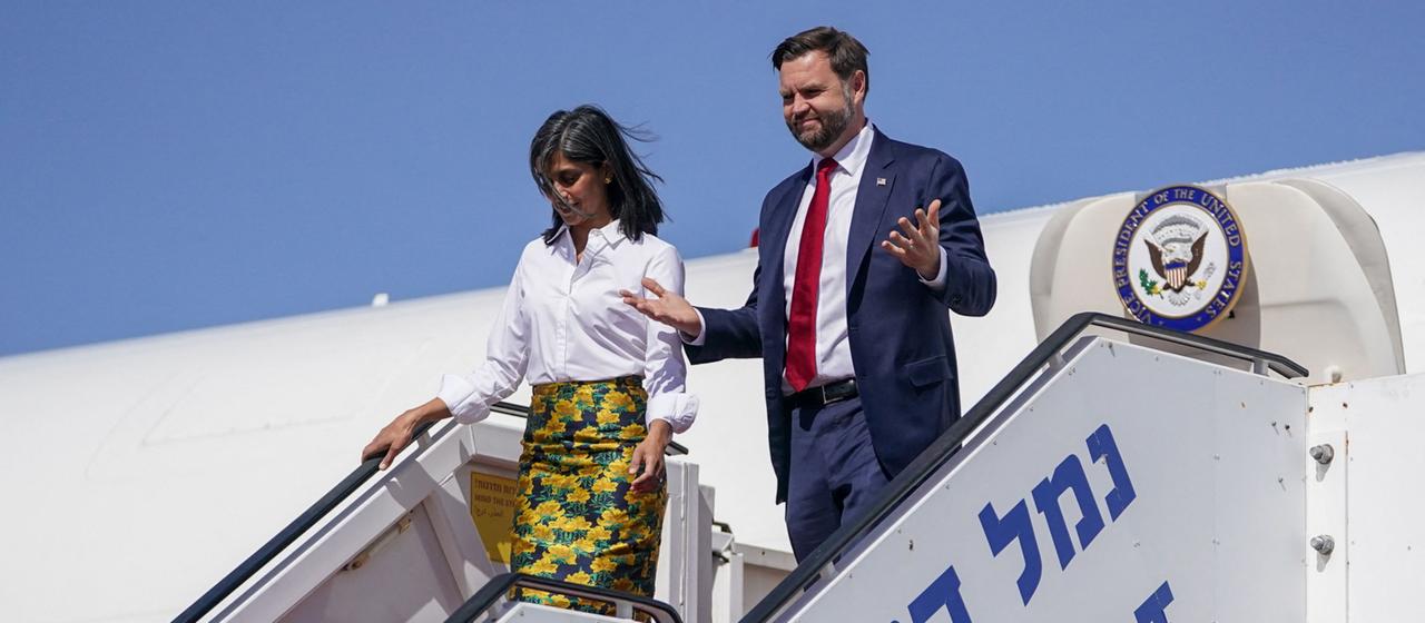 JD Vance und Usha Vance steigen aus einem Flugzeug. | AFP JD Vance und Usha Vance steigen aus einem Flugzeug.