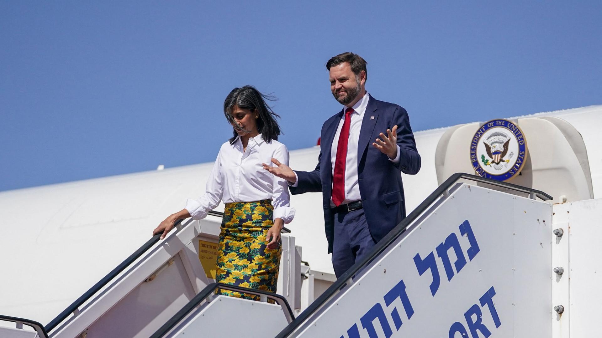 JD Vance und Usha Vance steigen aus einem Flugzeug. | AFP