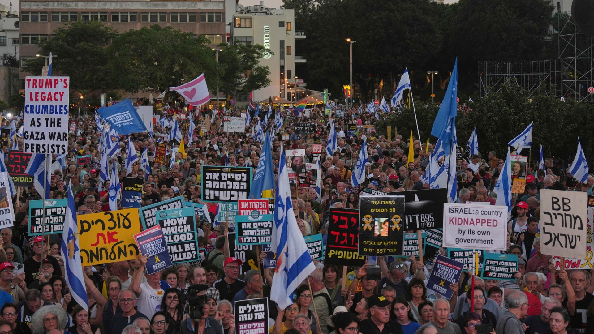 Menschen nehmen in Tel Aviv an einer Kundgebung teil, bei der die sofortige Freilassung der von der Hamas im Gazastreifen festgehaltenen Geiseln gefordert wird | dpa