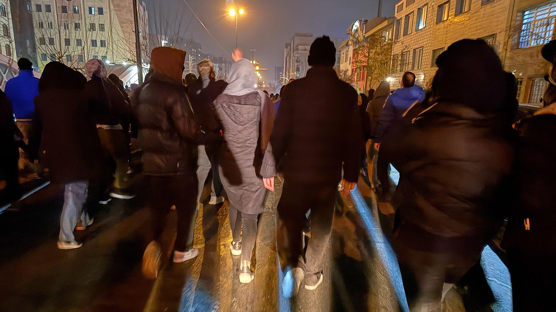 Iraner nehmen an einer regierungskritischen Demonstration in Teheran teil. | AP