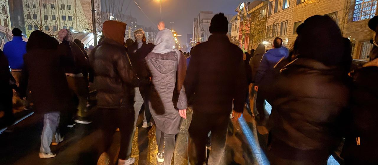 Iraner nehmen an einer regierungskritischen Demonstration in Teheran teil.