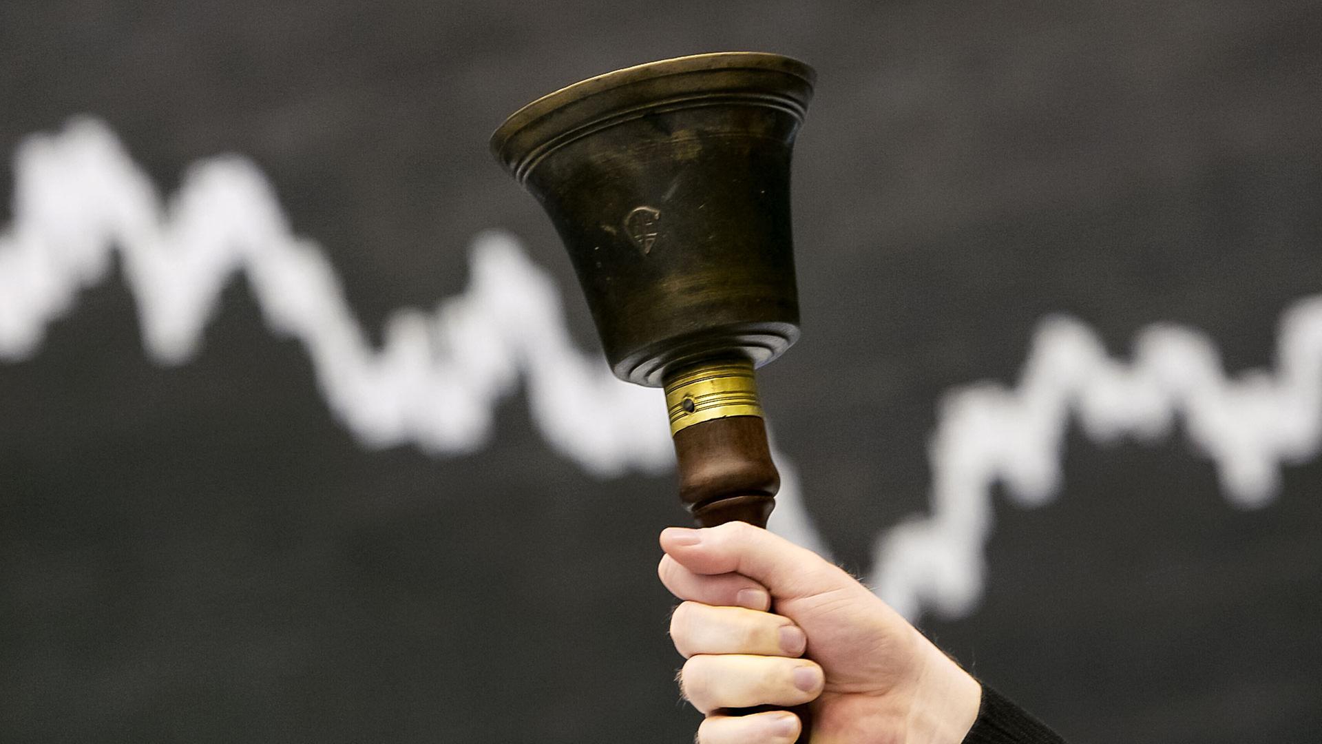 Die Börsenglocke wird in der Frankfurter Börse geläutet. | picture-alliance/ dpa