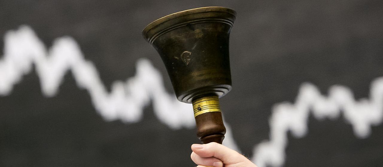 Die Börsenglocke wird in der Frankfurter Börse geläutet.