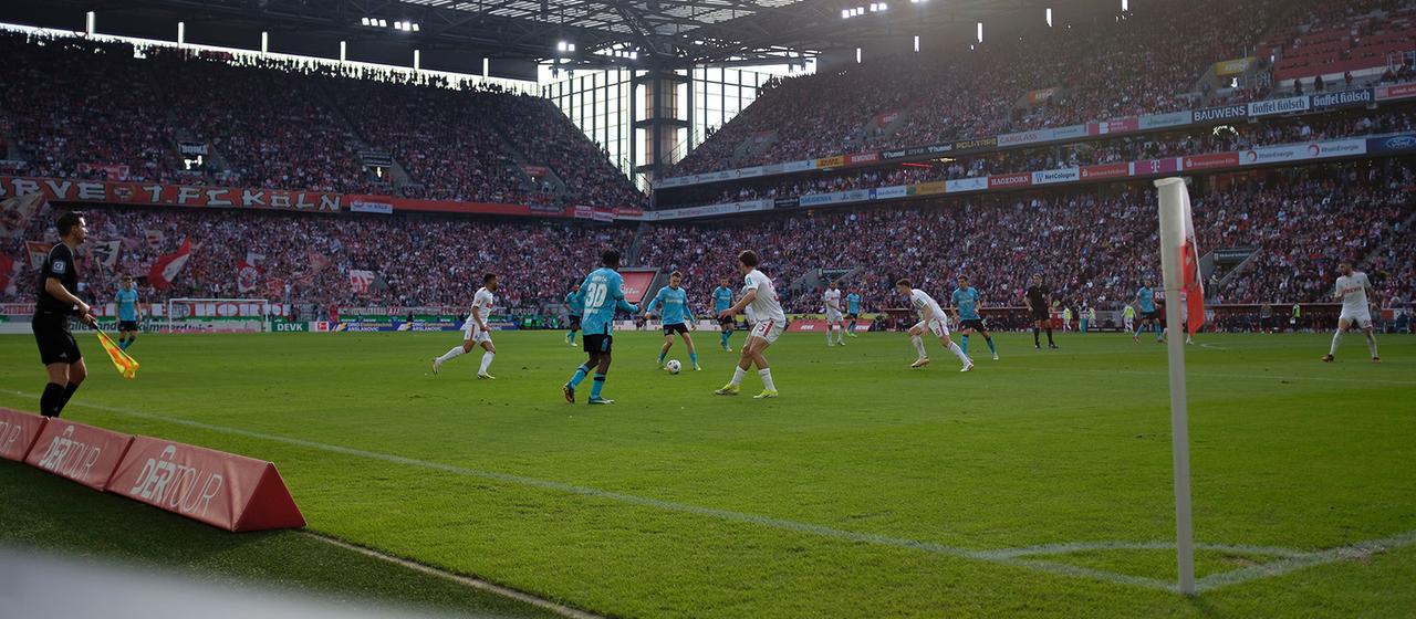 Spielszene in einem Fussballstadion