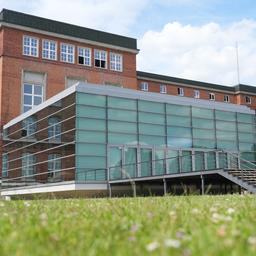 Blick auf den Plenarsaal des Landtags von Schleswig-Holstein am Landeshaus an der Kieler Förde