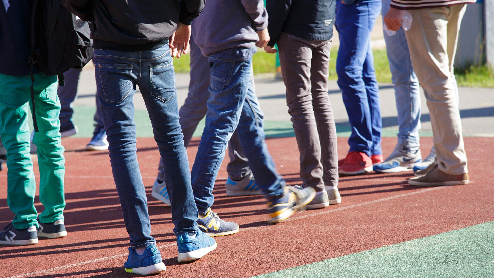 Eine Gruppe von Schülern steht zusammen auf einem Schulhof. | ARD-aktuell/Retzlaff