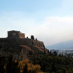 Rauchschwaden des Waldbrands hinter der Akropolis.