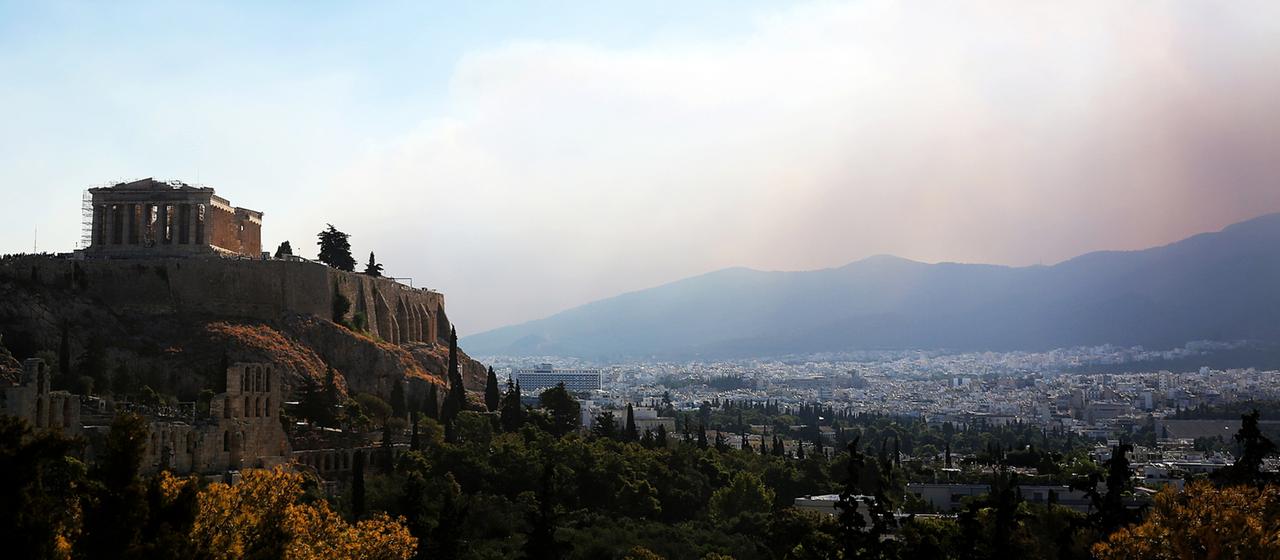 Rauchschwaden des Waldbrands hinter der Akropolis.