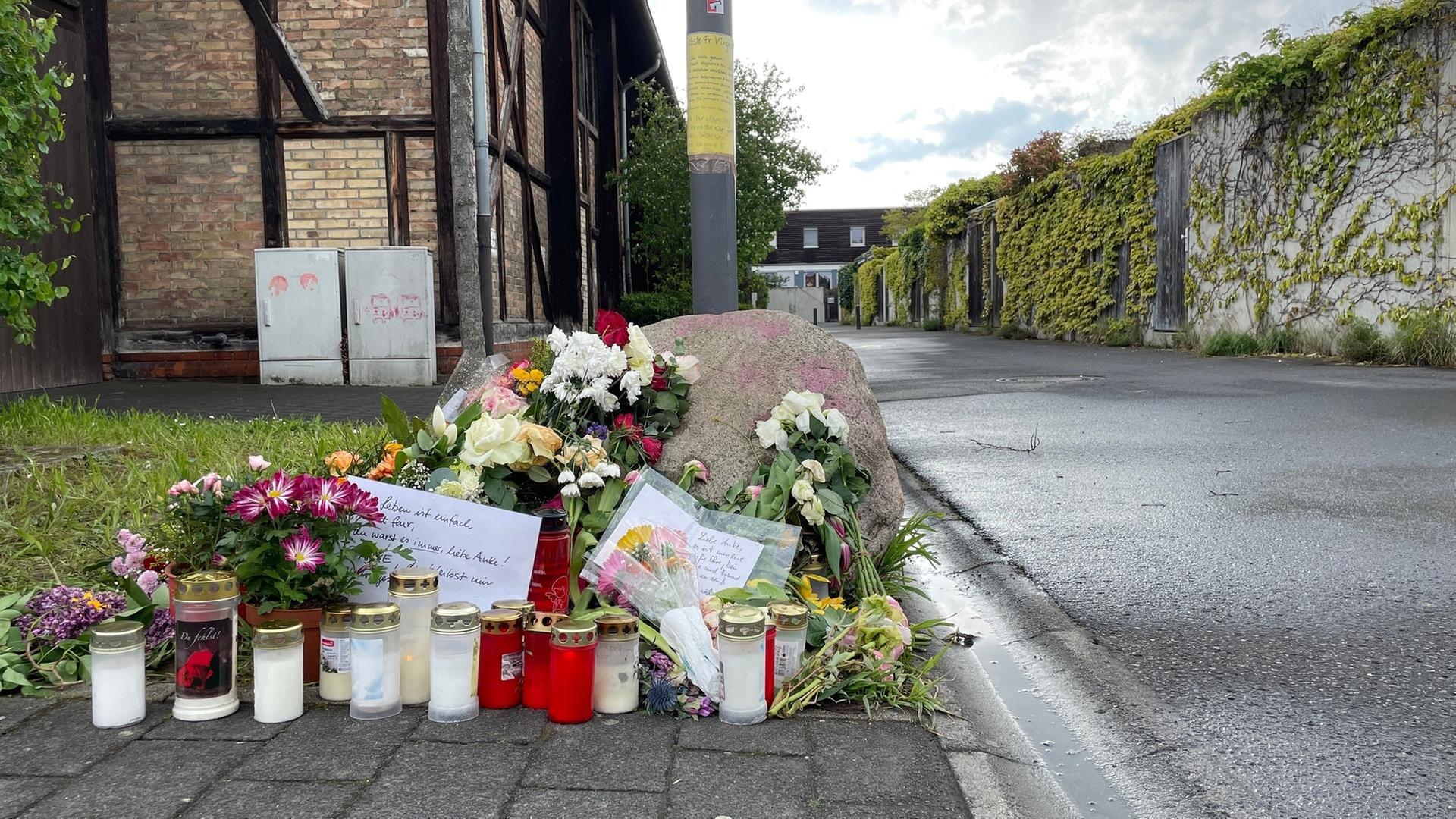 Blumen, Kerzen und Briefe am Straßenrand: An dieser Stelle in Mainz-Gonsenheim ist die Radfahrerin beim einem Unfall getötet worden. Am Steuer saß ein damals 15-Jähriger mit seinem Vater. Der Jugendlich wurde nun verwarnt.  | SWR, Golo Schlenk