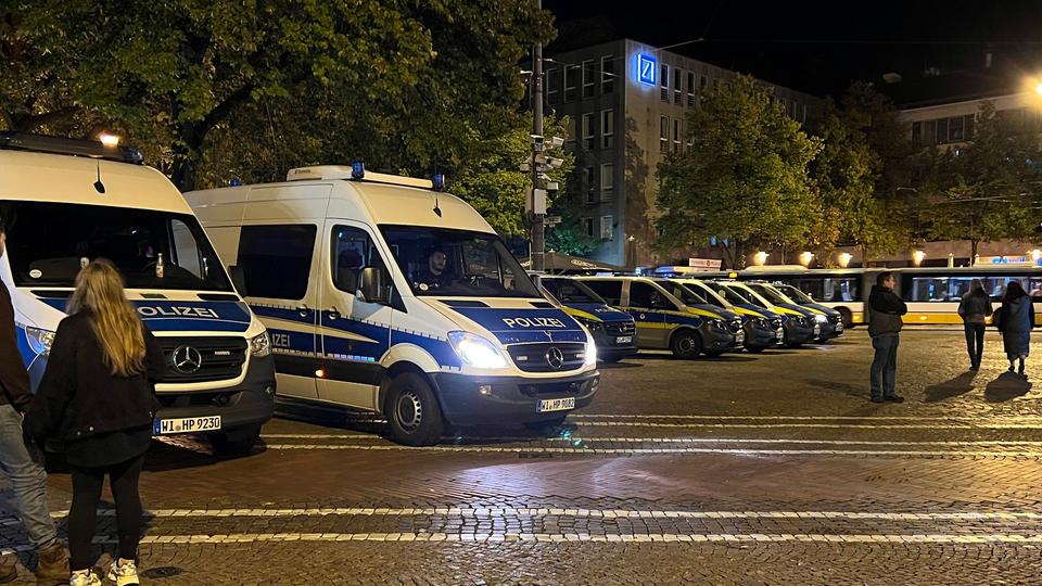 Hohe Polizeipräsenz bei der Veranstaltung am Donnerstagabend. | hr Hohe Polizeipräsenz bei der Veranstaltung am Donnerstagabend.