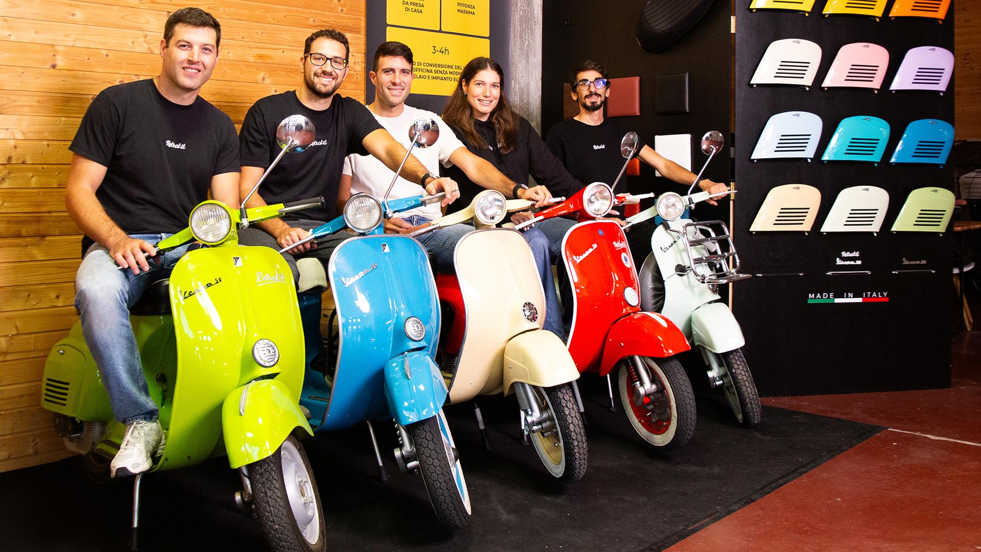 Mitarbeiter von Retrokit sitzen auf Vespa-Rollern. | Alessandra Molinari/br