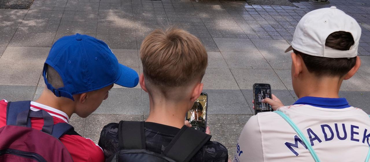 Jugendliche schauen Social-Media-Angebote auf ihren Smartphones